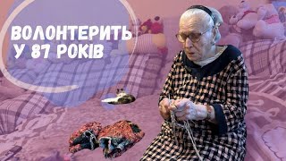 Бабуся волонтерка плете шкарпетки на фронт