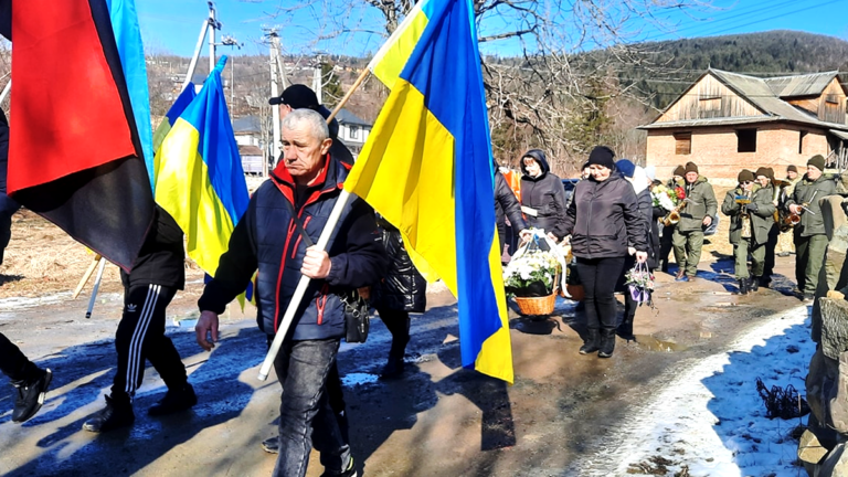 На Прикарпатті попрощалися з воїном Петром Тодоруком. ФОТО