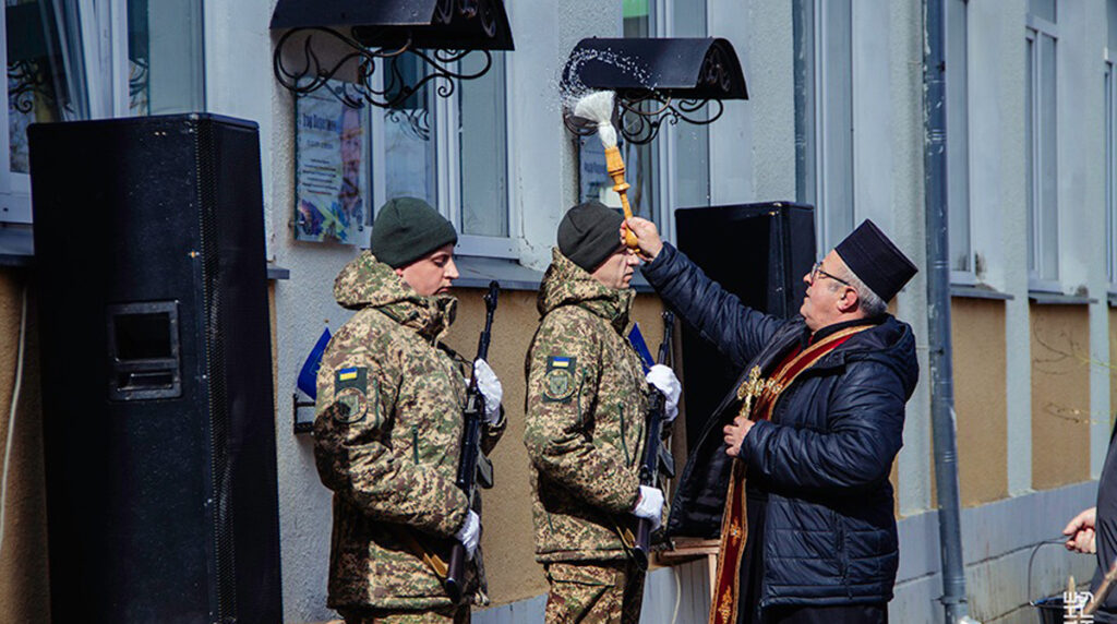 В Старому Угринові відкрили меморіальну дошку полеглому нацгвардійцю Ігорю Перегіняку ФОТО