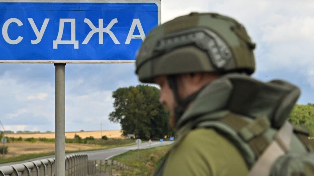 Дорожній знак Суджа, солдат на фоні.