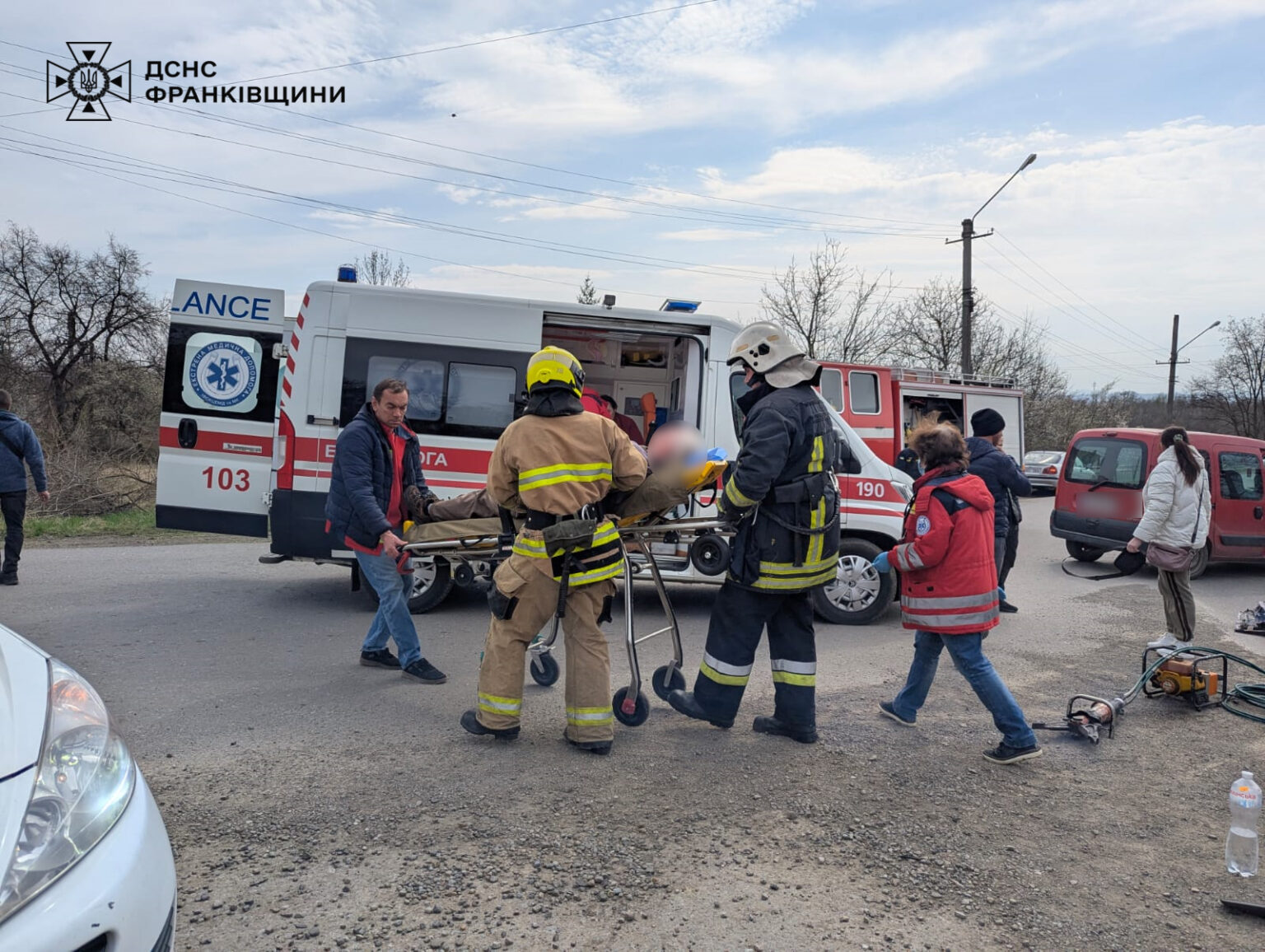 На Франківщині зіткнулися два автомобіля: одного із водіїв довелося визволяти рятувальникам