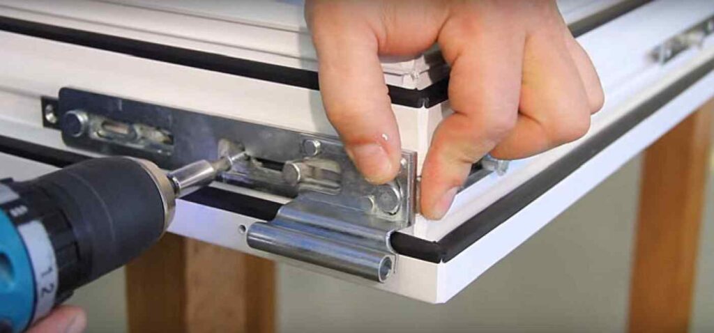 Фурнітура для вікон: які складники потрібні для зручності та безпеки