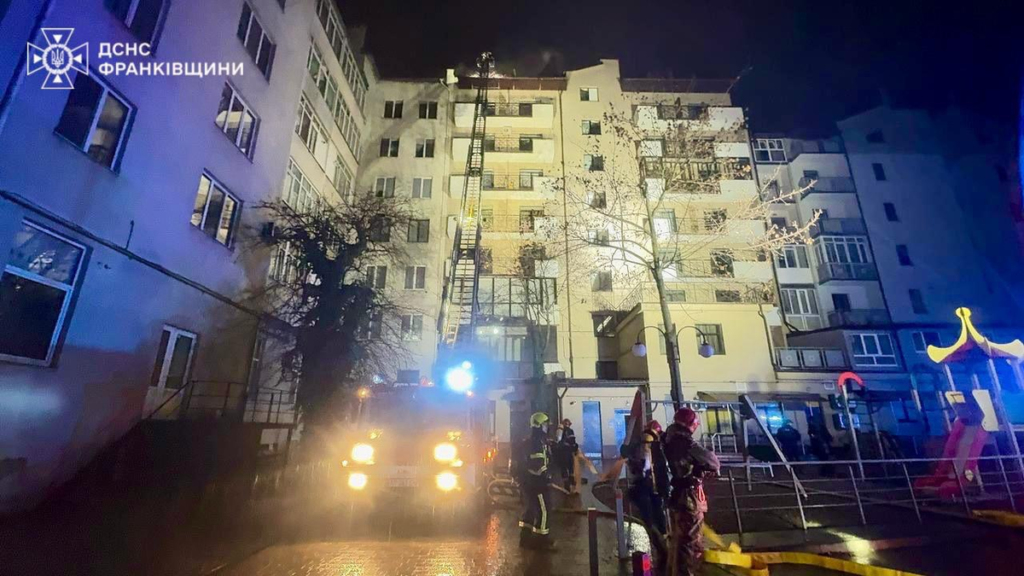 Пожежна машина біля багатоповерхівки вночі