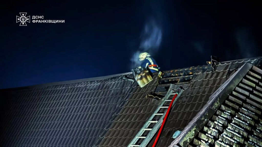 На Прикарпатті вогнеборці ліквідували пожежу в житловому будинку