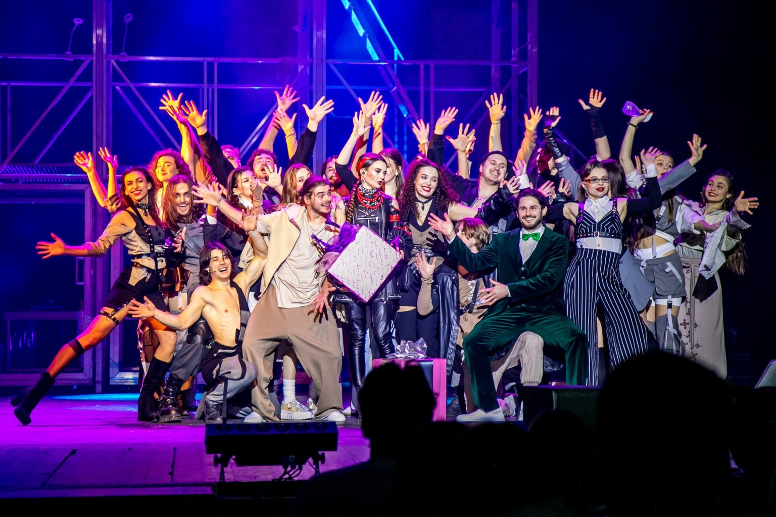 Група артистів на сцені з яскравими костюмами.