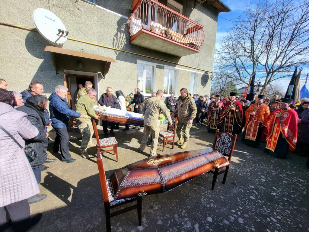 Військовий похорон з людьми в церкві.