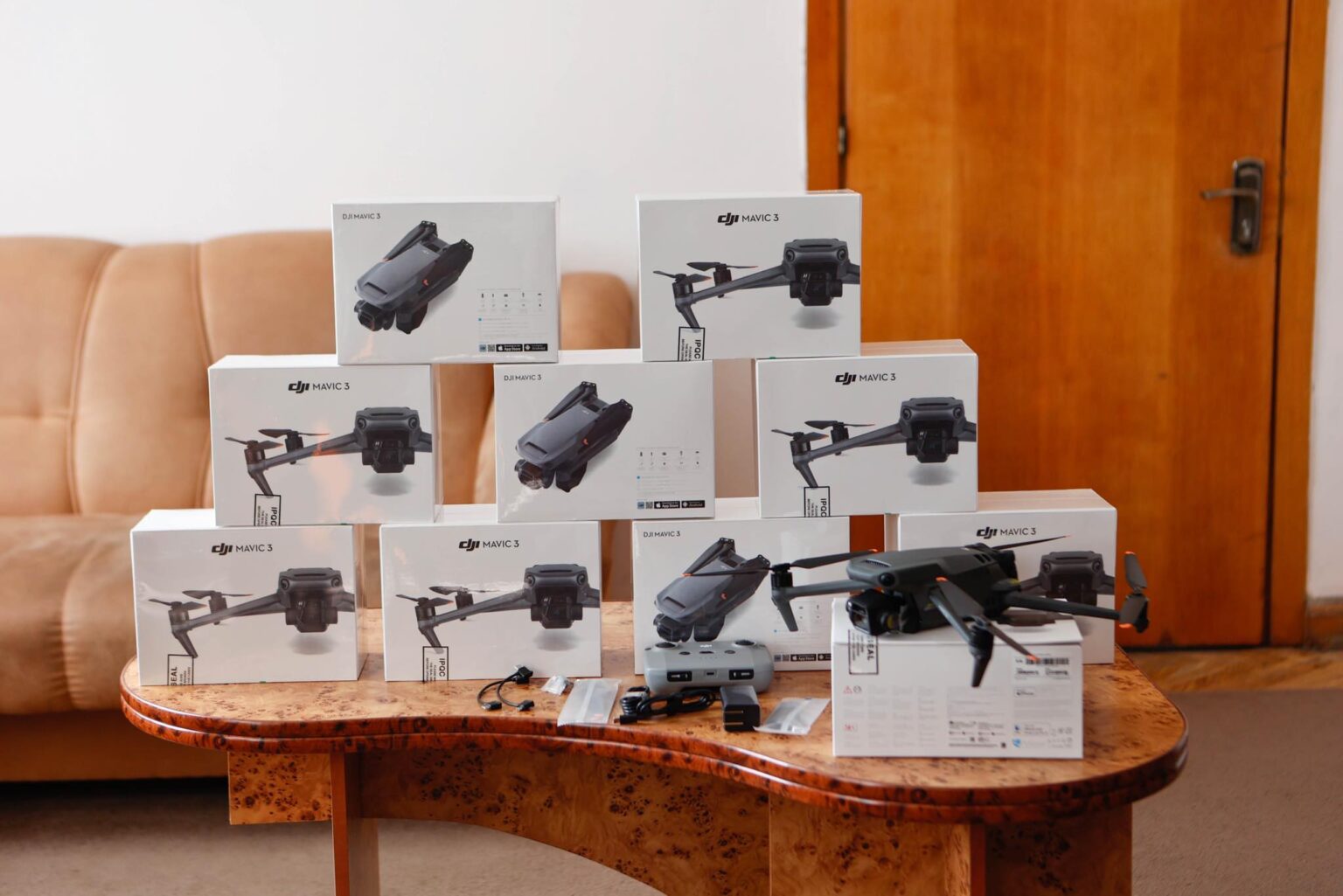 Дрони DJI Mavic 3 на столі, коробки.