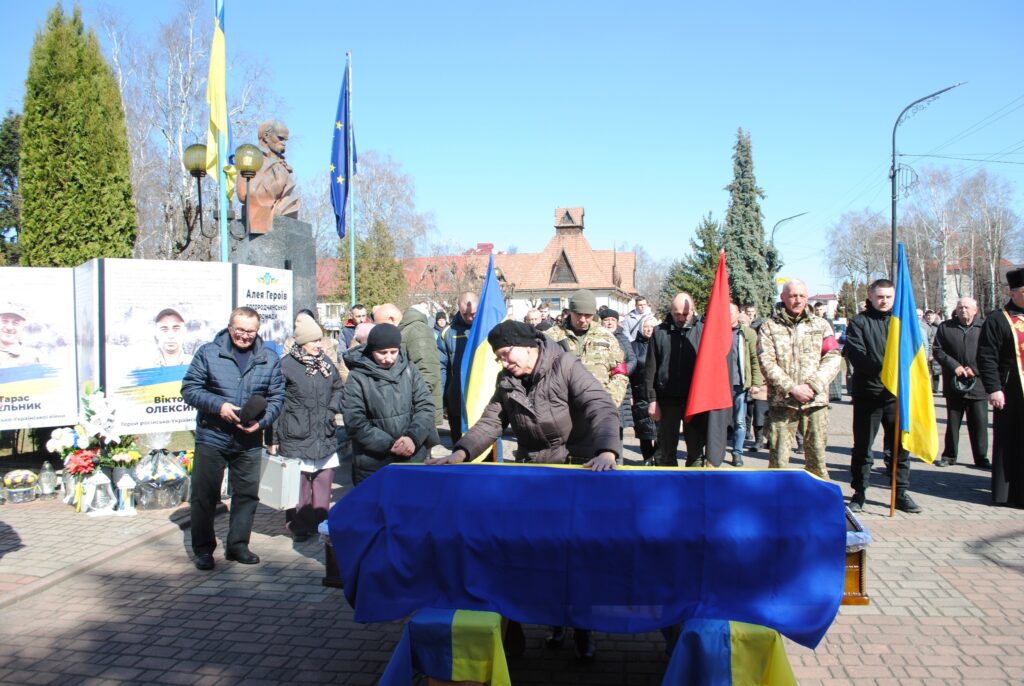 Церемонія прощання з українським героєм на площі.