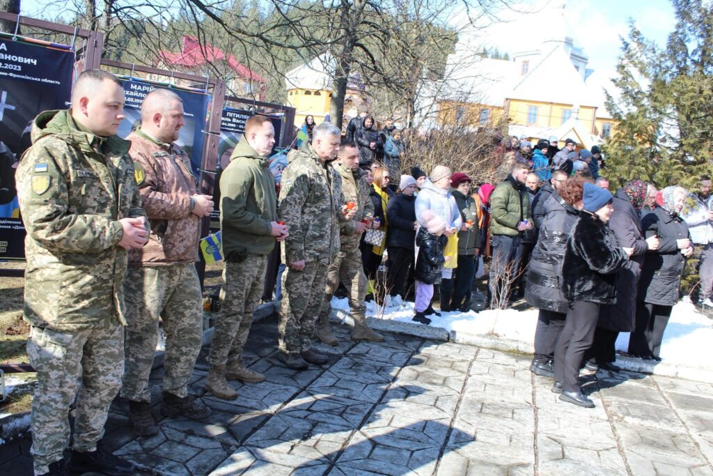 Українські солдати та люди на вулиці взимку.