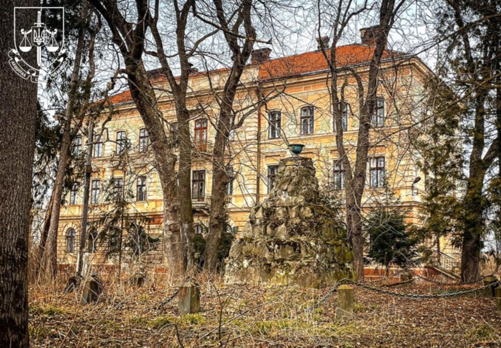 Будівля серед дерев, історична архітектура.