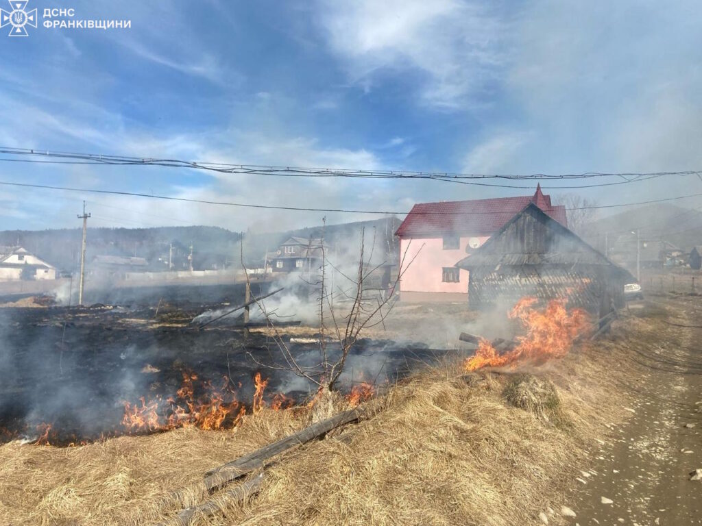 Пожежа біля будинку на відкритому полі.