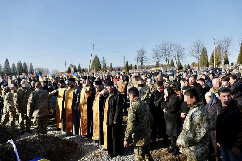 Церемонія поховання з духовенством та військовими.