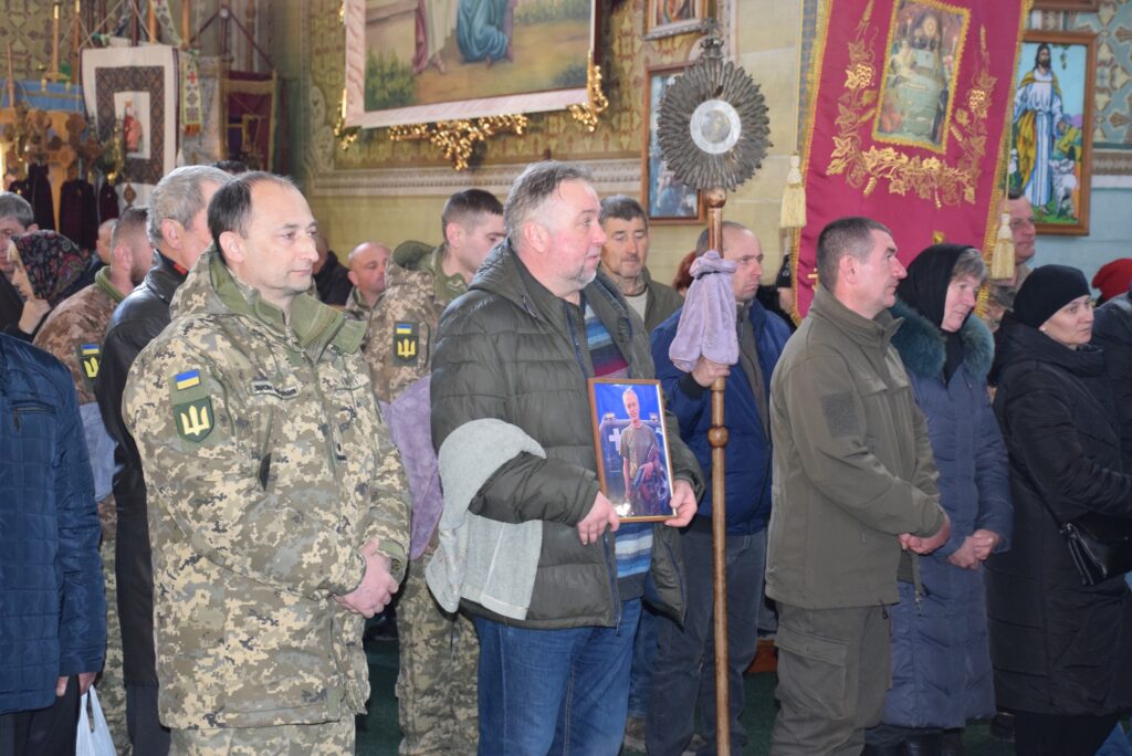 Люди на церковній службі у військовій формі