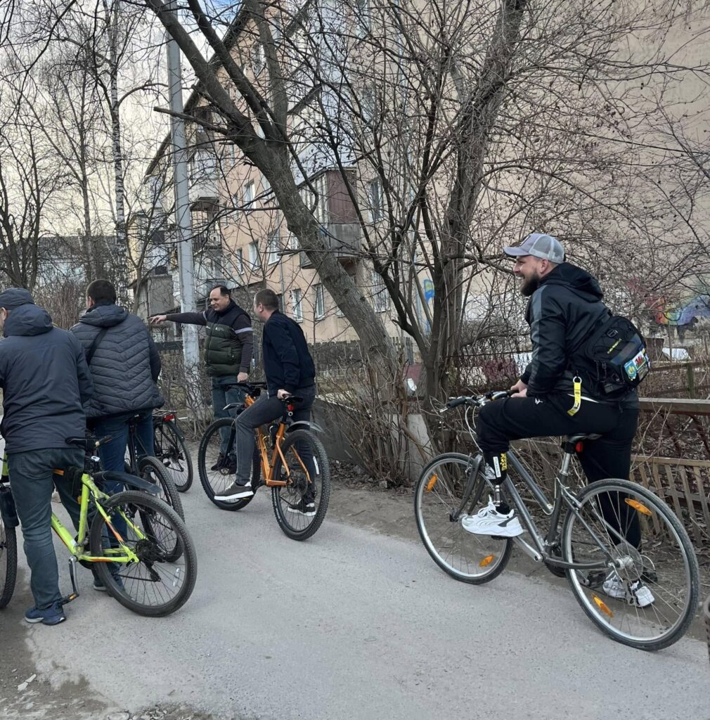 Люди на велосипедах у міському парку