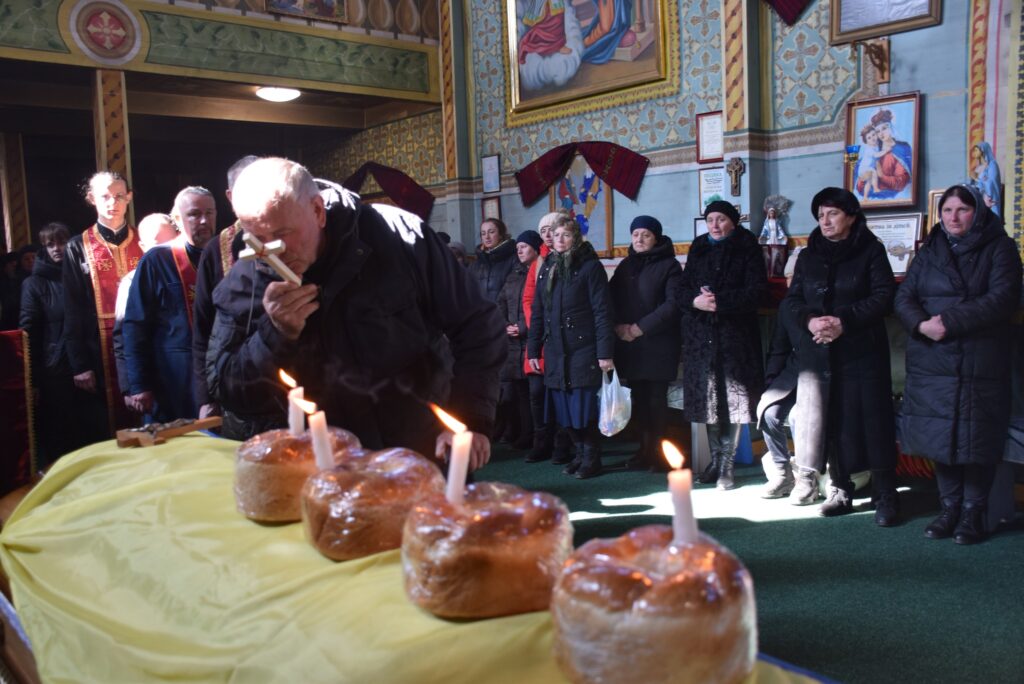 Віряни святкують в церкві, освячення хліба