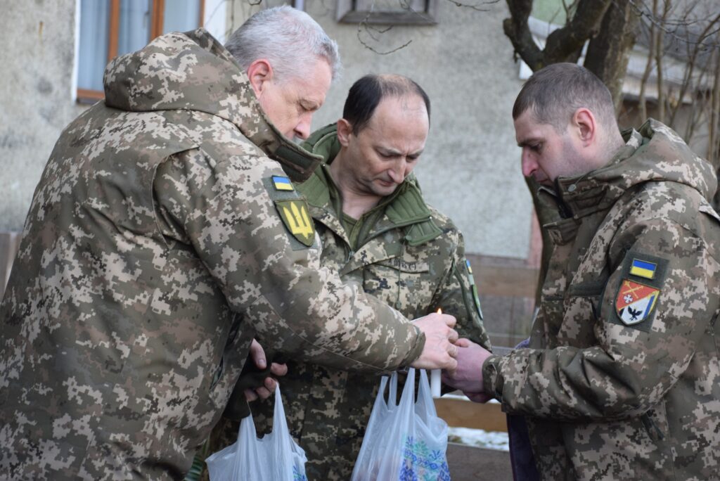 Українські солдати, запалювання свічки на вулиці