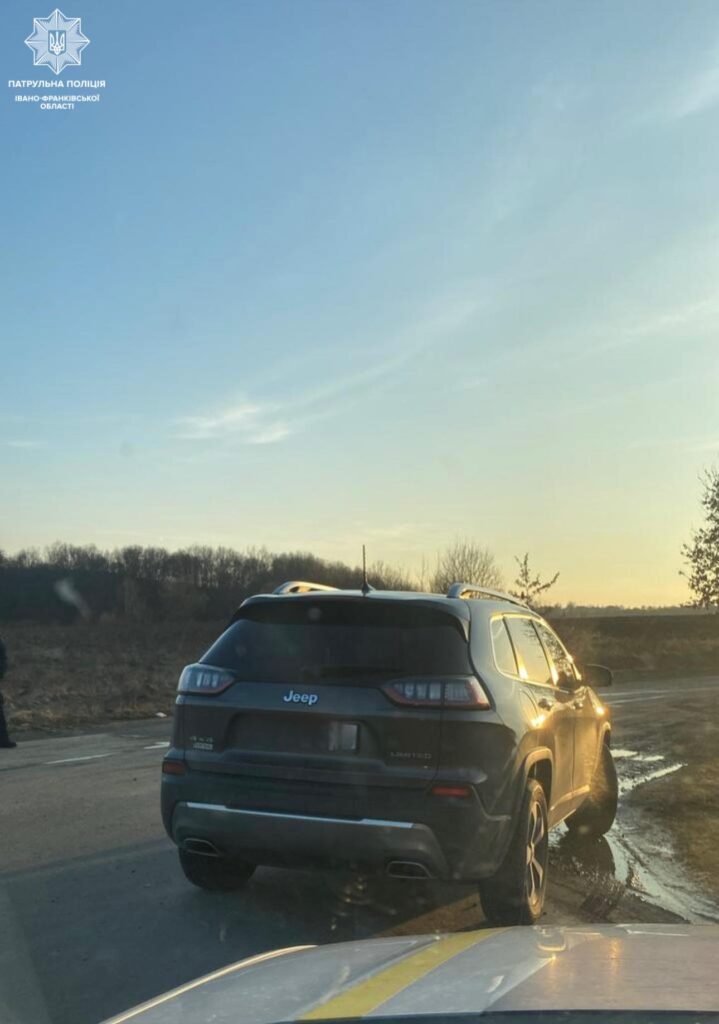 Позашляховик Jeep на польовій дорозі при заході сонця.