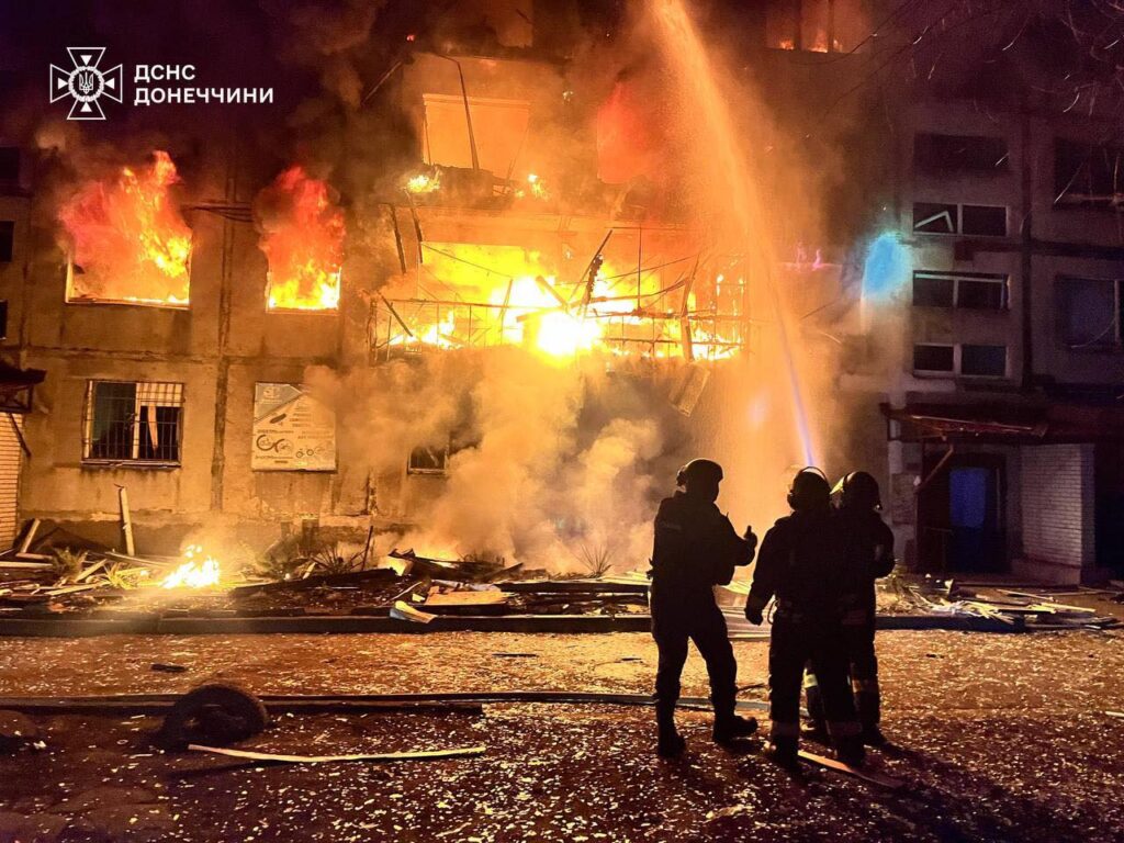 Пожежники гасять палаючу багатоповерхівку вночі, Донеччина.