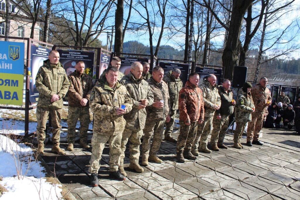 Військові в зимовій уніформі на вулиці взимку.