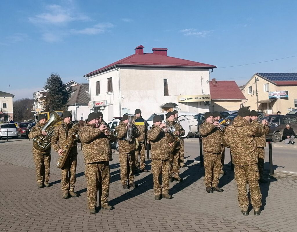 Військовий оркестр грає на відкритій площі