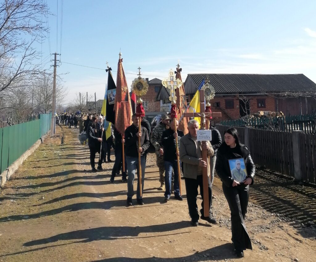 Люди несуть хрести на релігійній процесії.