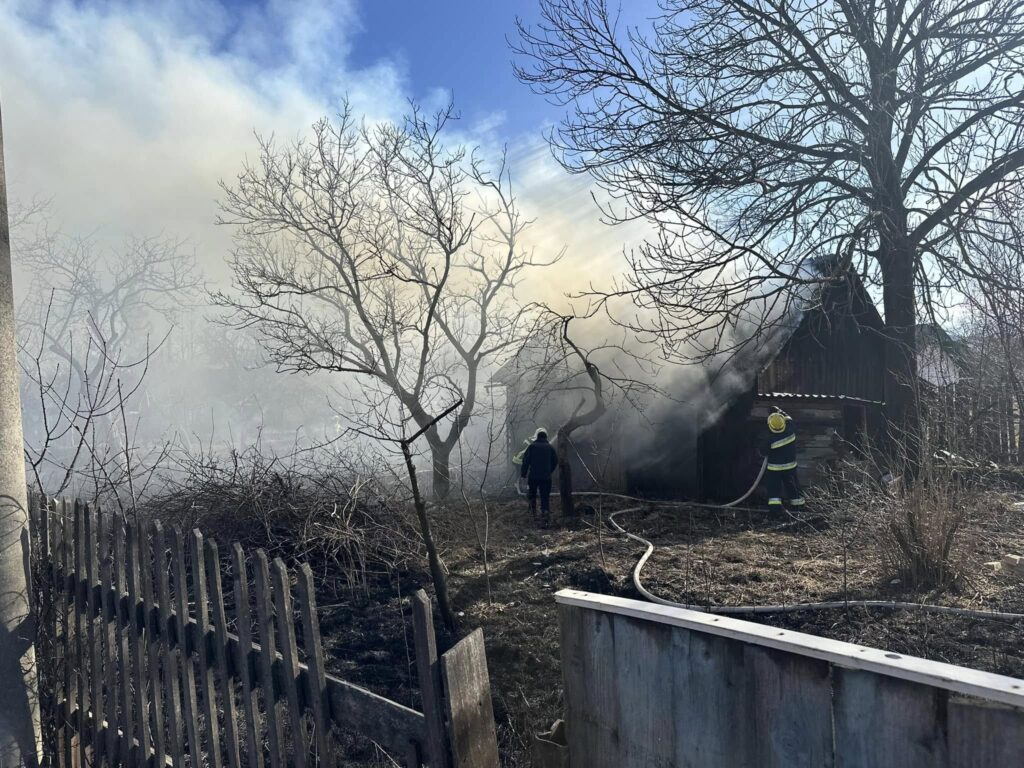 Пожежники гасять димлячий будинок на подвір'ї