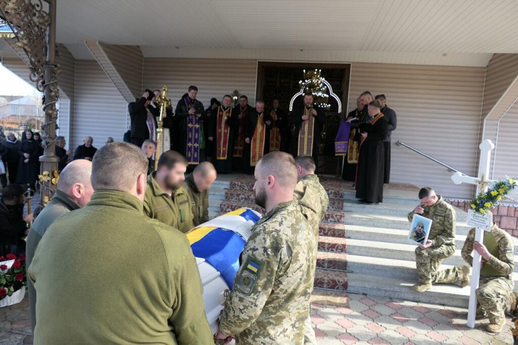 Військовий похорон під церквою, церемонія прощання.