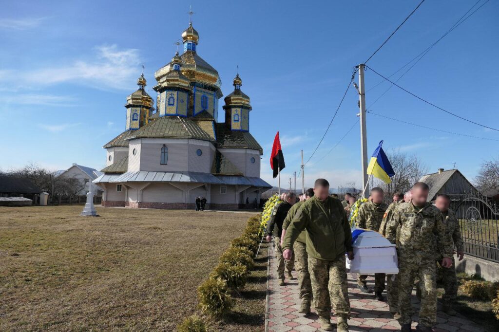 Військовий церемоніал біля церкви в Україні.