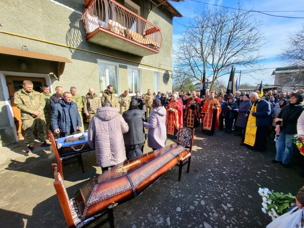 Прощання з героєм під час похорону на вулиці.