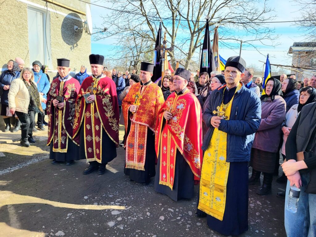 Церковний обряд: священики та віряни на вулиці.