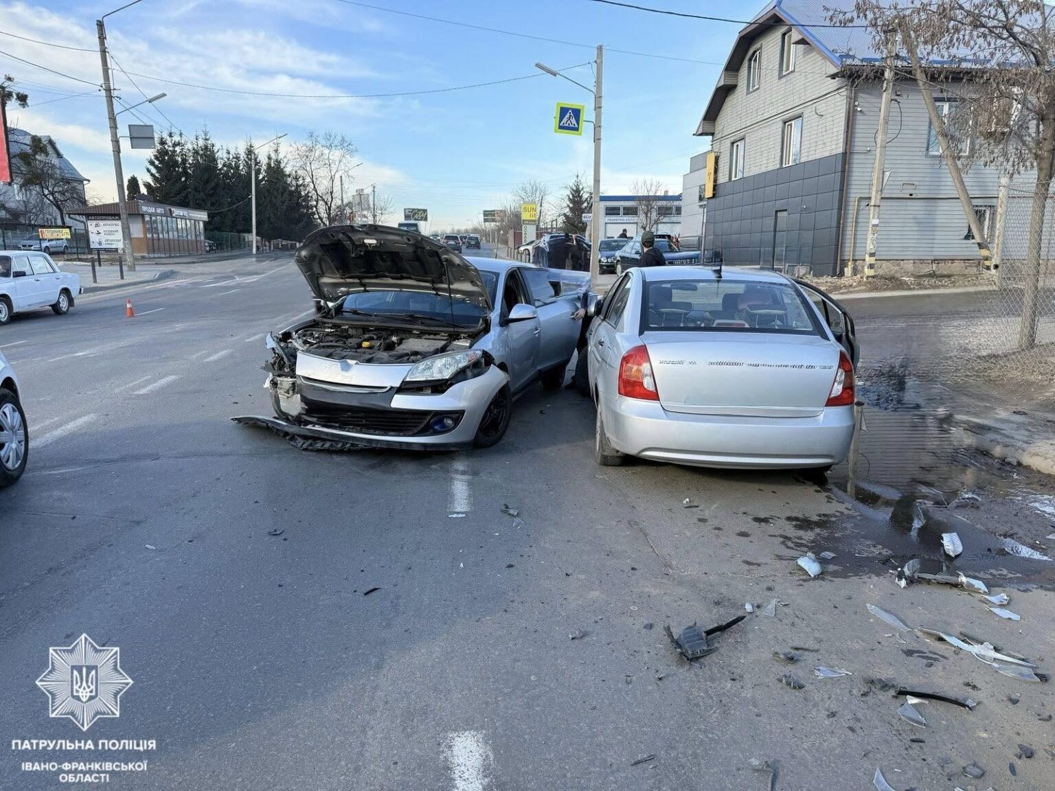 ДТП на перехресті, розбиті машини на дорозі.
