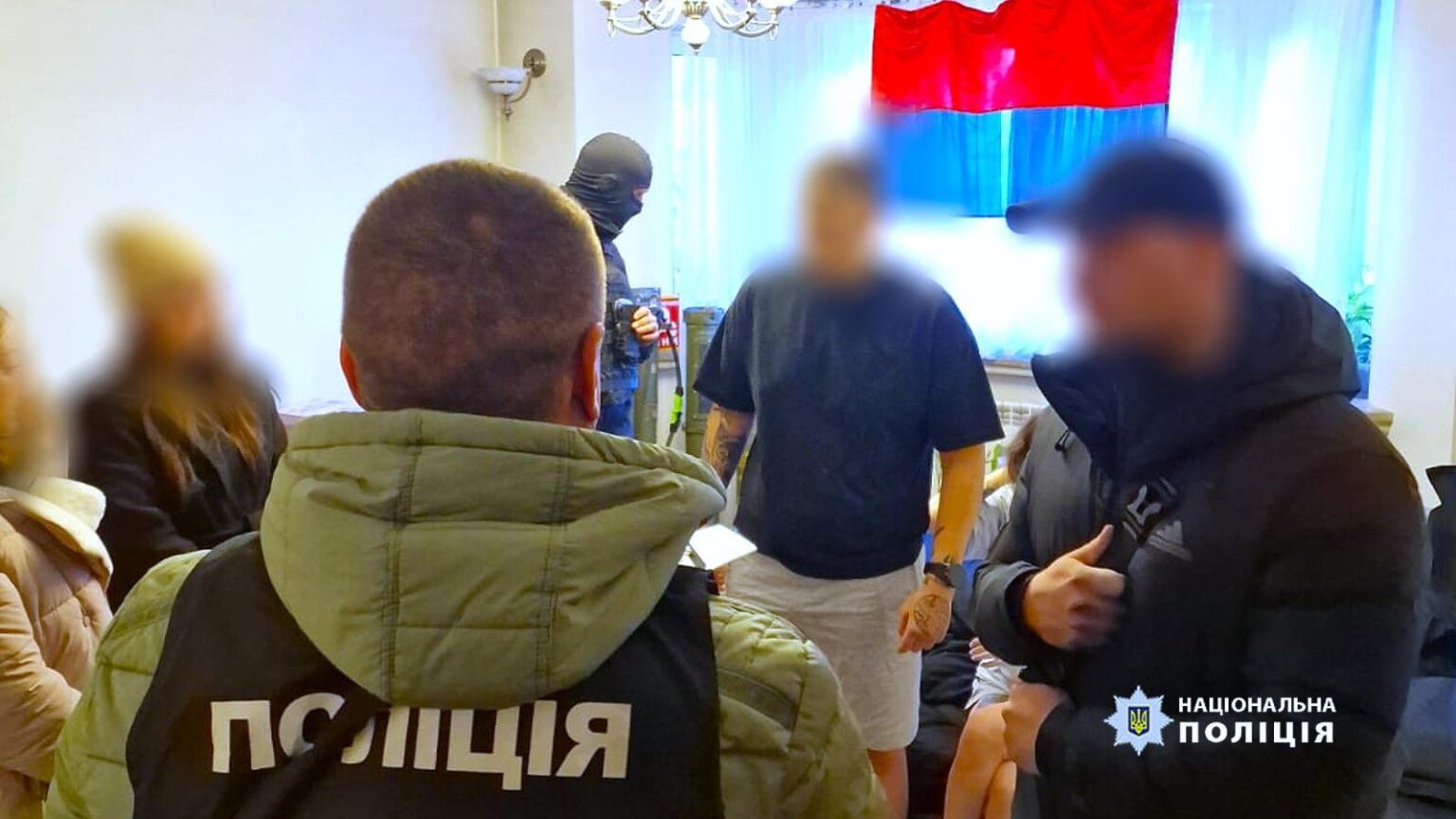 Поліція проводить розслідування в приміщенні.