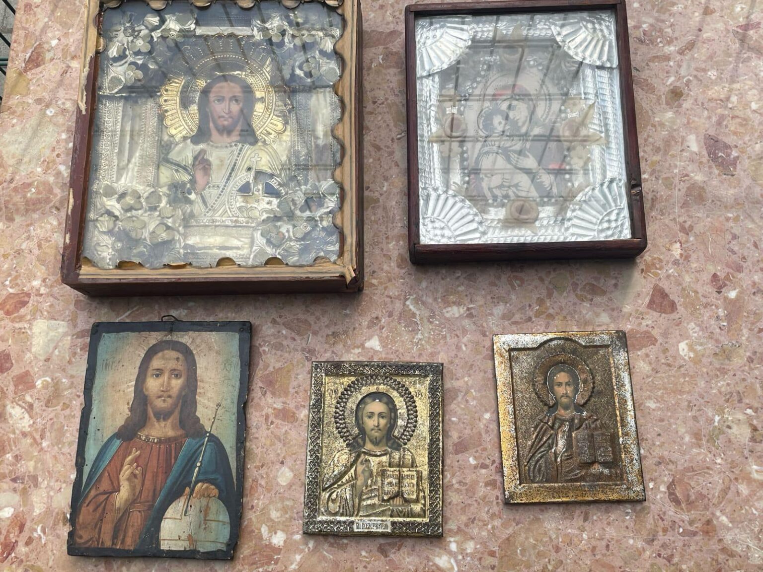 П'ять ікон на мармуровій поверхні