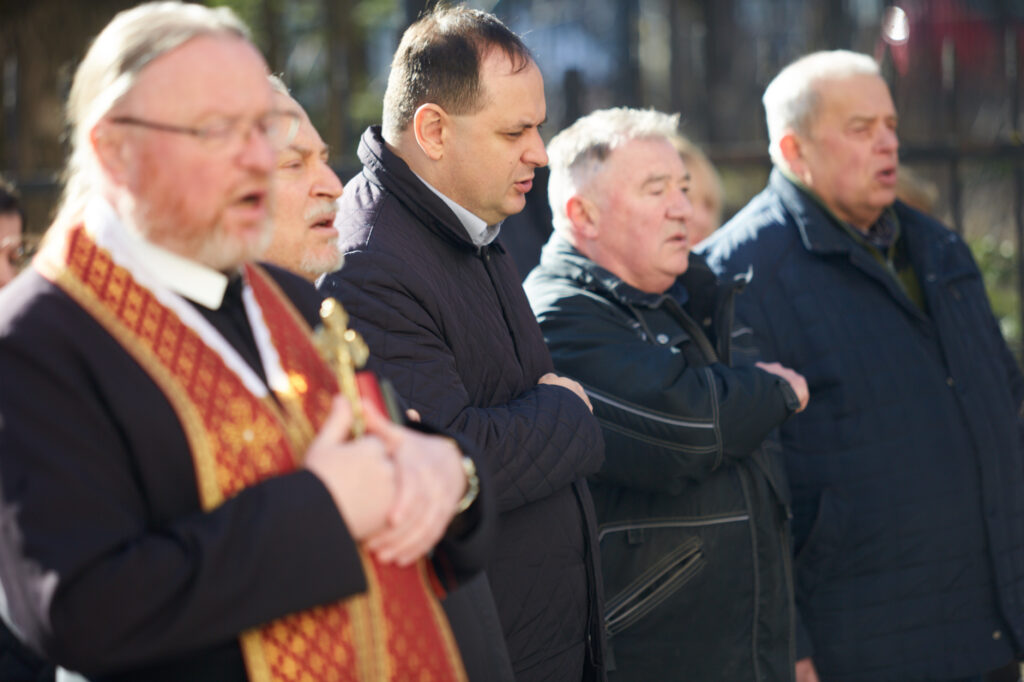 Чоловіки моляться на вулиці на церемонії