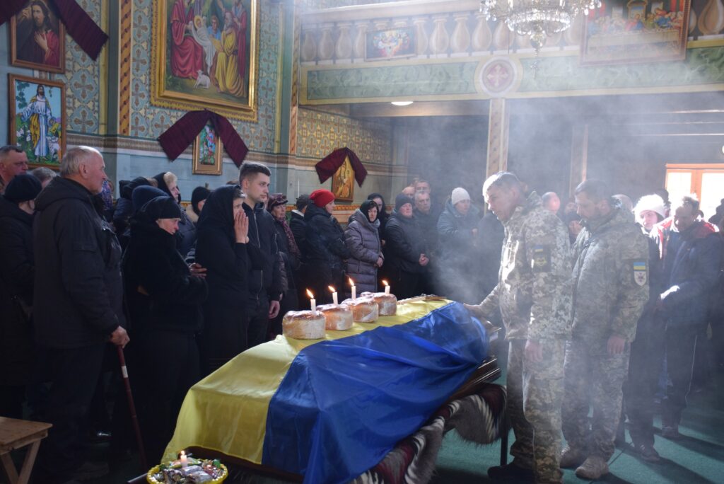 Прощання з військовим, прапор України на труні.