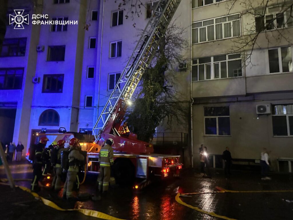 Пожежники намагаються дістатися з вишкою до будинку