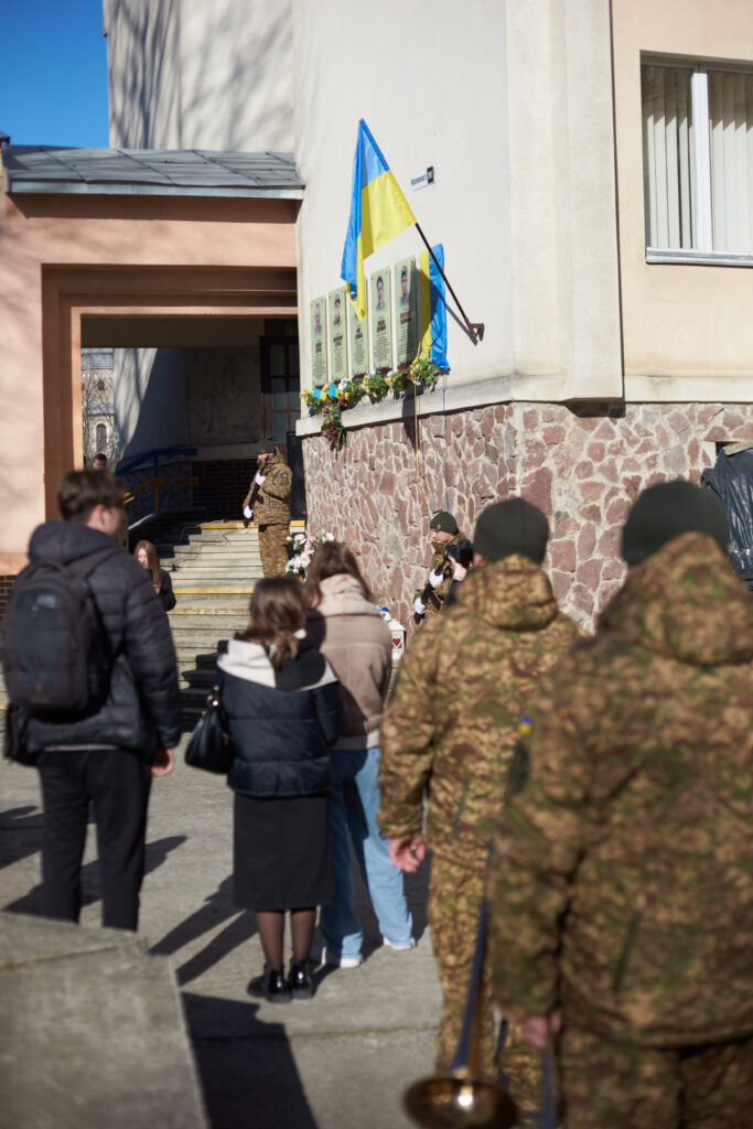 Вшанування пам'яті біля меморіалу, прапор України.