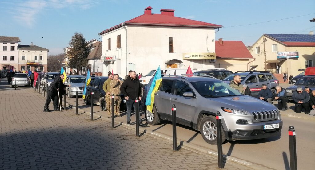 Автомобілі з українськими прапорами на вулиці міста