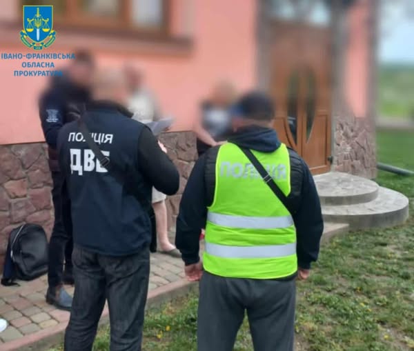 Поліція проводить розслідування біля будинку Івано-Франківськ.