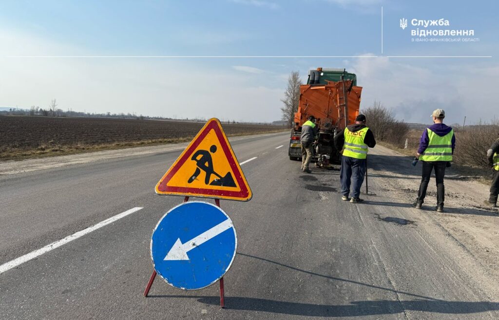 На Прикарпатті приступили до весняного обслуговування доріг