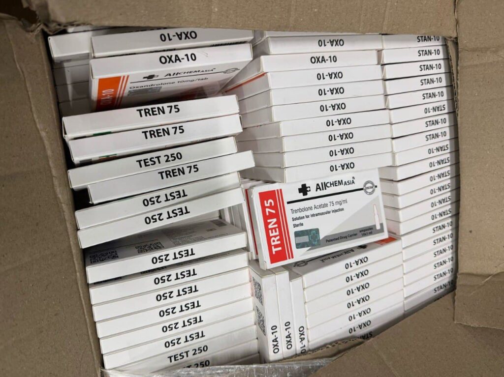 Коробки з ліками у картонній упаковці