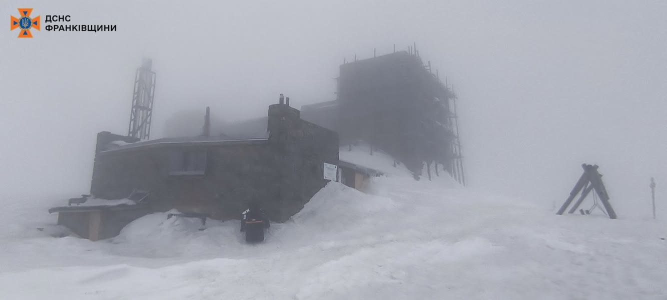 Стара будівля у зимовому туманному пейзажі