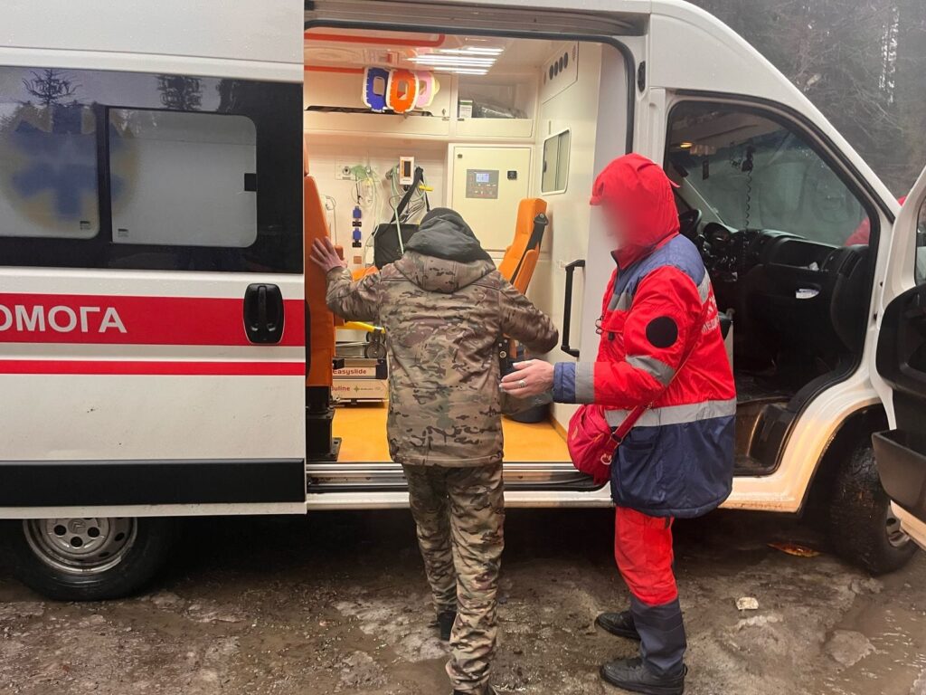 Чоловік, який йшов у Румунію через Карпати, замерз й викликав рятувальників