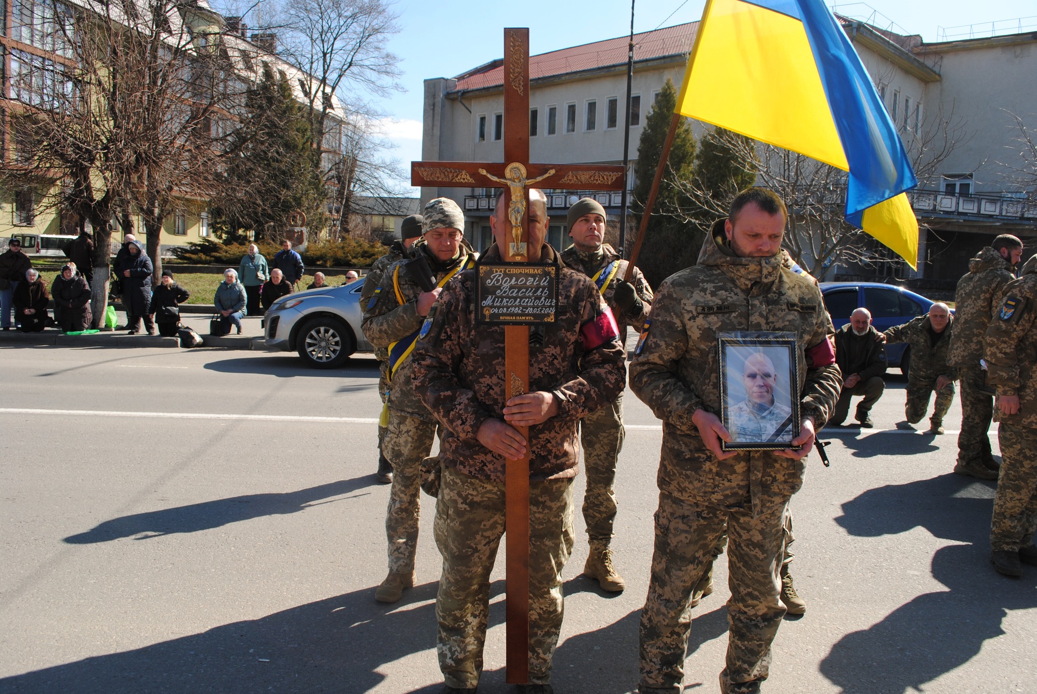 Українські солдати з прапором під час церемонії