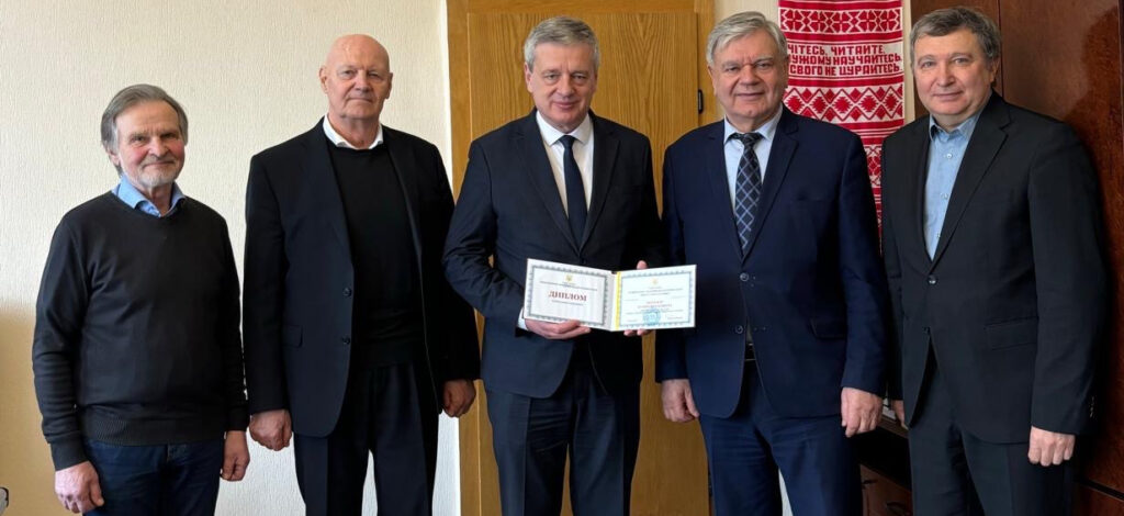 Група чоловіків з дипломом у офісі