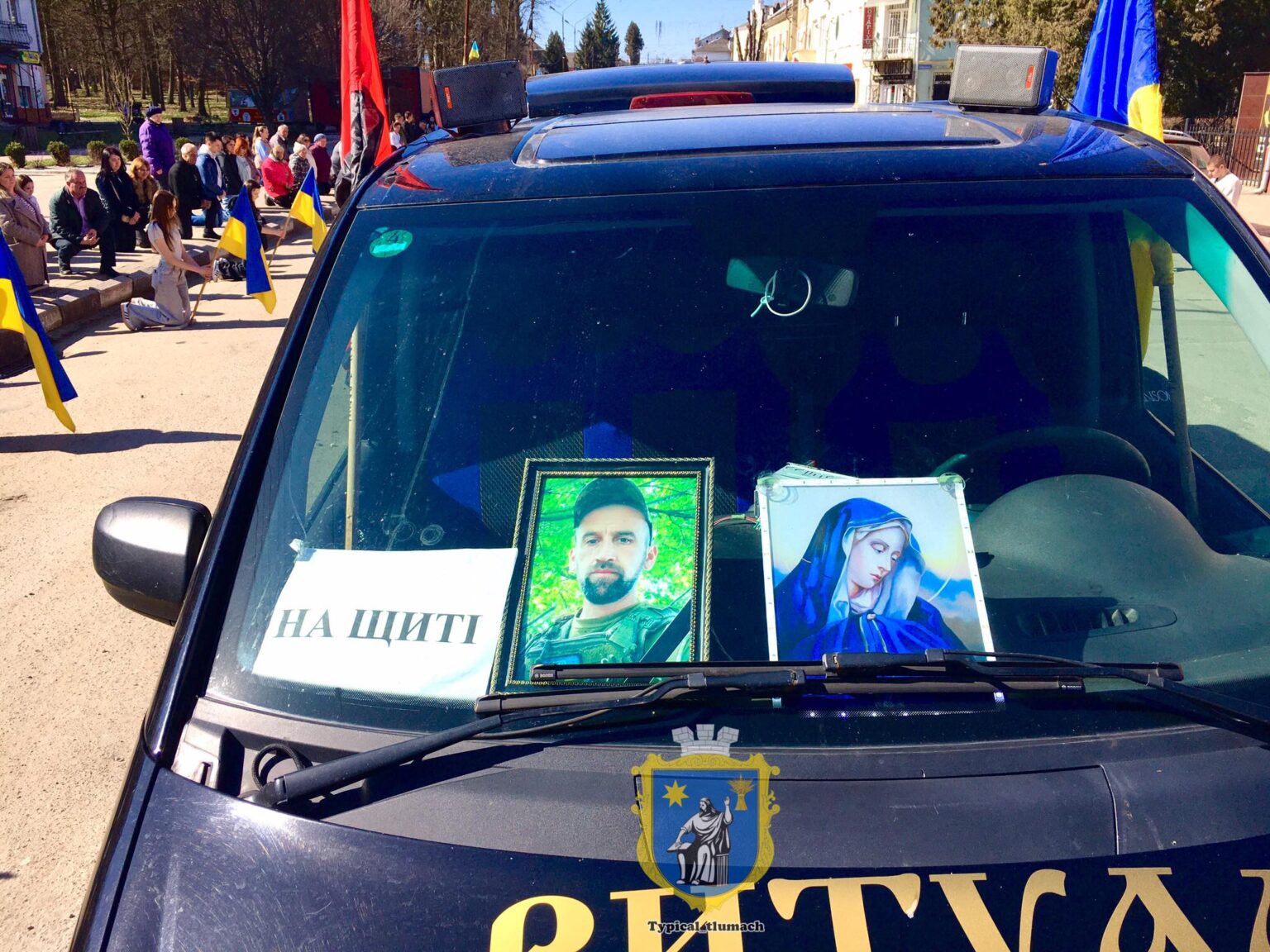 Авто з фото та прапорами на вулиці