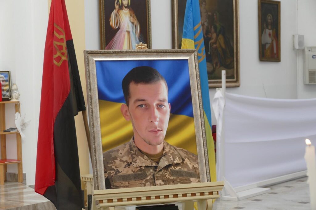 Фотопортрет військового на фоні прапора України.