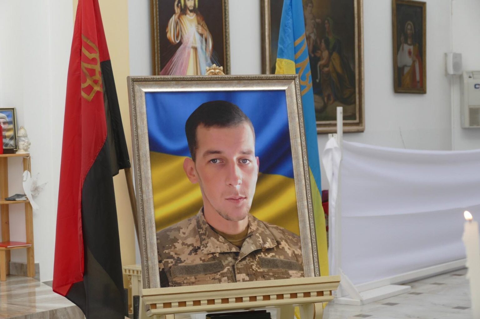 Фотопортрет військового на фоні прапора України.