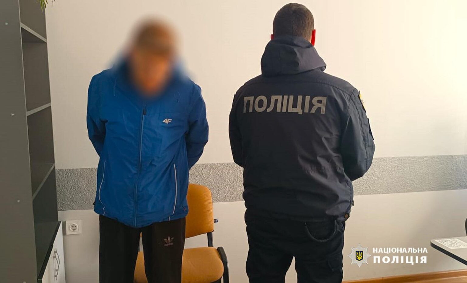 Поліцейський і затриманий у кімнаті