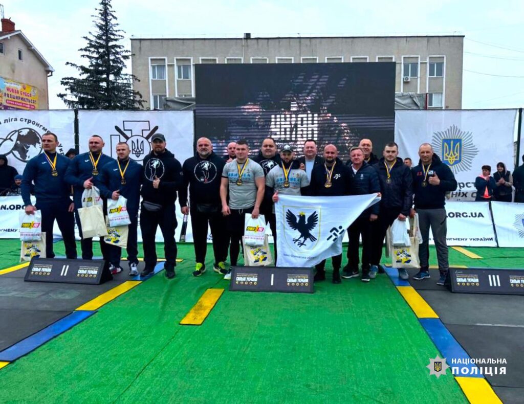 Учасники змагань з нагородами на сцені